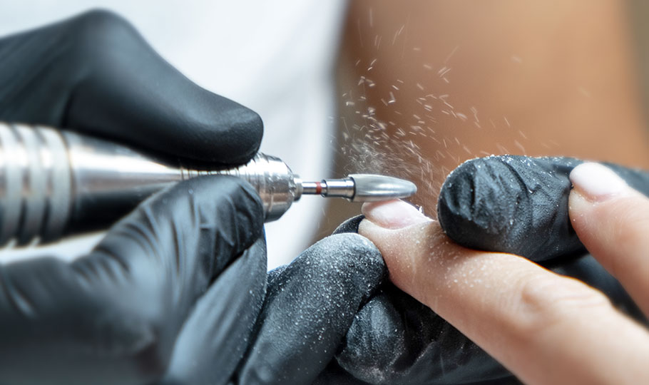 odstranjevanje laka na nohtih